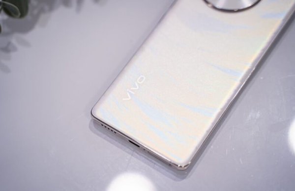 Обзор Vivo V30e: идеального среднего смартфона для съёмки портретов