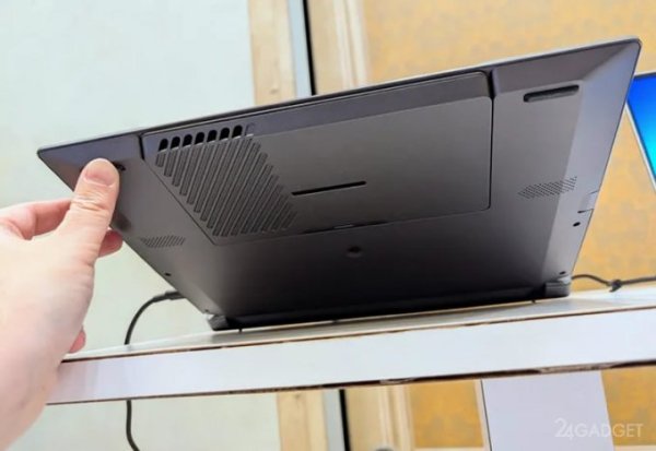 Intel показала концепт портативной игровой консоли, которая превращается в модульный ноутбук (4 фото)