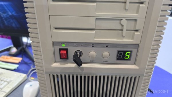 SilverStone представила корпус FLP02 в стиле 80-х (6 фото) SilverStone представила корпус FLP02 в стиле 80-х (6 фото)