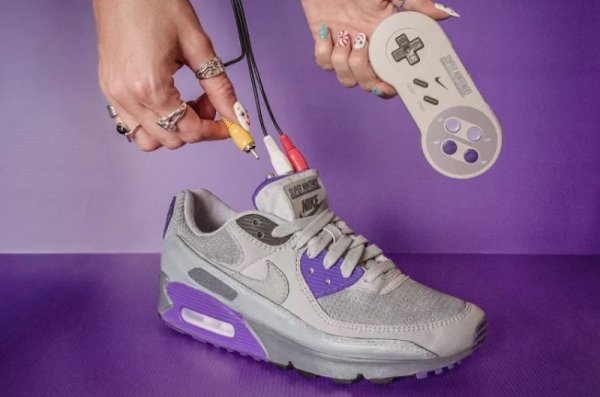 Дизайнер превратил кроссовки Nike в полноценную ретро-консоль с играми SNES